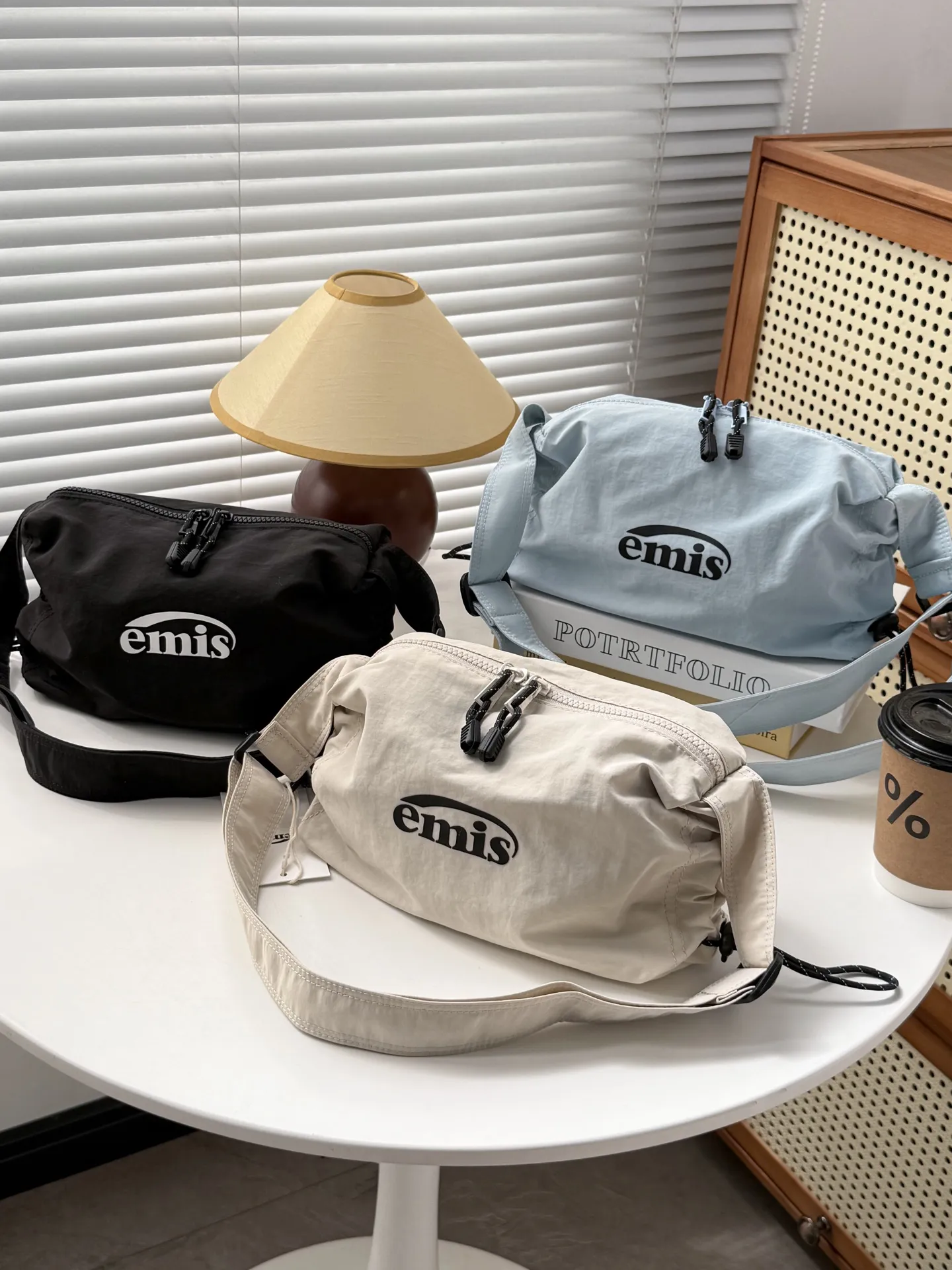 $128只。2只起$1 18只。 emis 多功能輕便运动包 主打輕量、大容量与百变造型，是专为春夏季外出、旅遊及运动设计的「万能神包」。