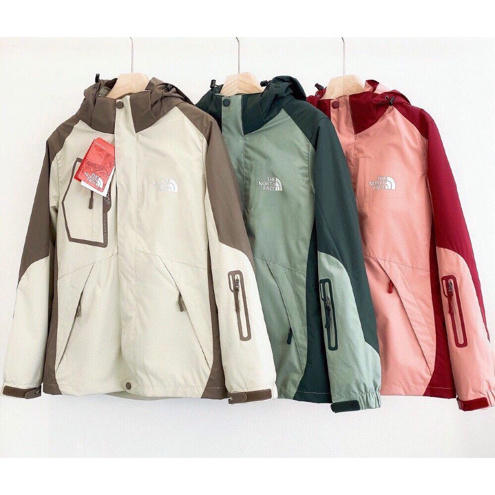 $288件。2件起$280件。The North Face 三合一衝鋒衣
