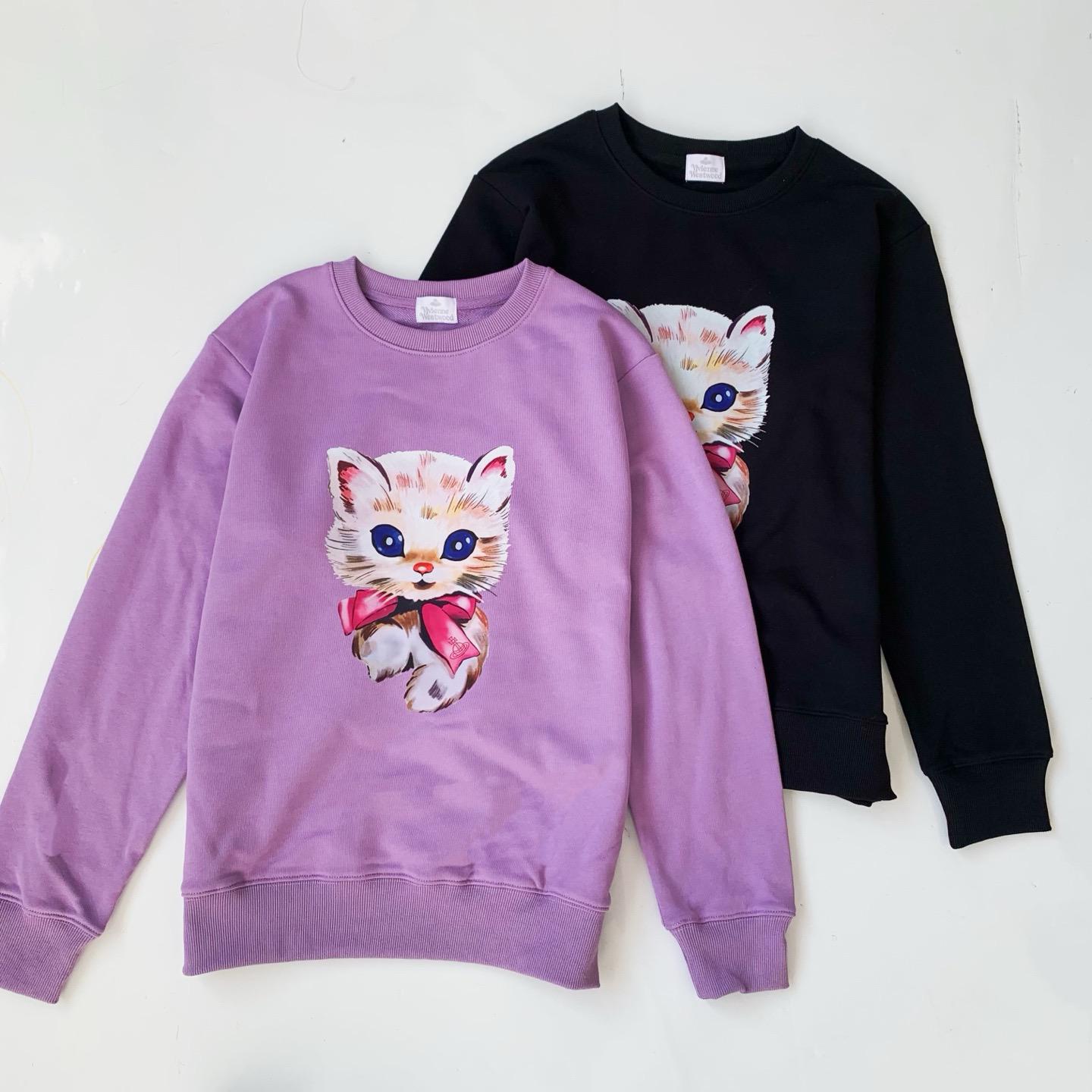 $150件。2025年冬季新品✨ vivienne 西太后土星刺繡可愛貓印花圓領衛衣