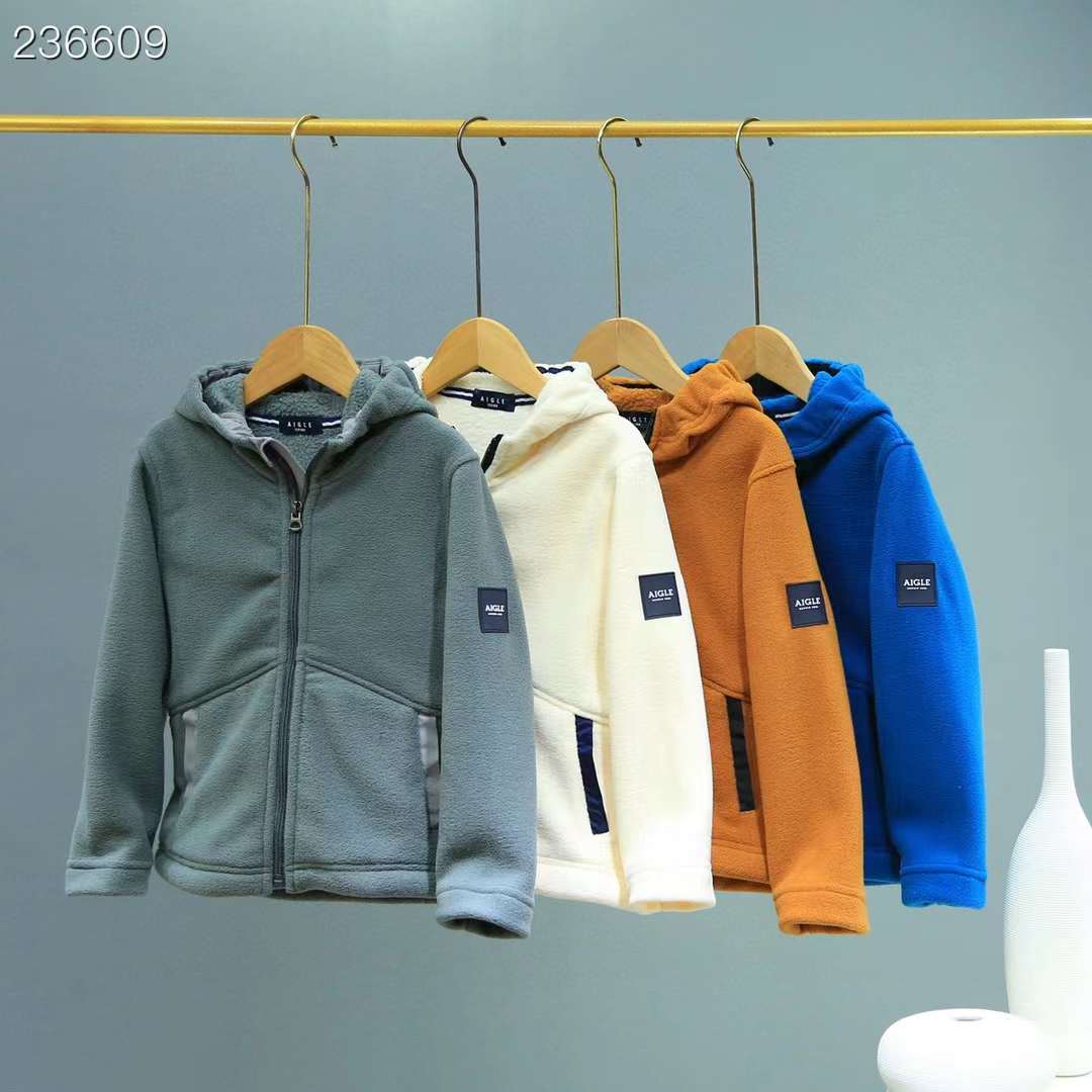 $113件。2件起$103件AIGLE艾高摇粒绒拉鏈外套帽帽保暖防風外套
