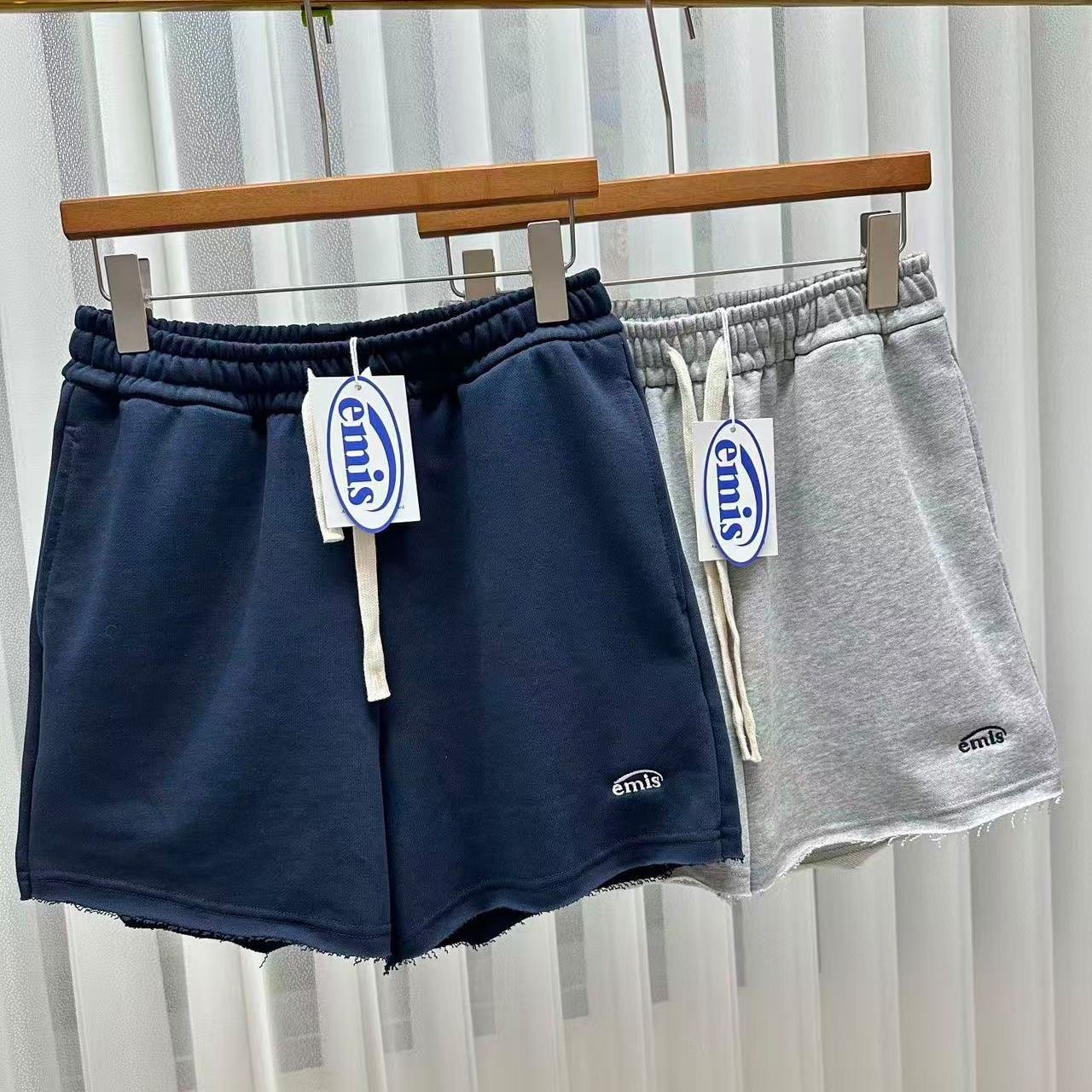 $88件。2件起$78件。Emis小刺繡卷邊短褲