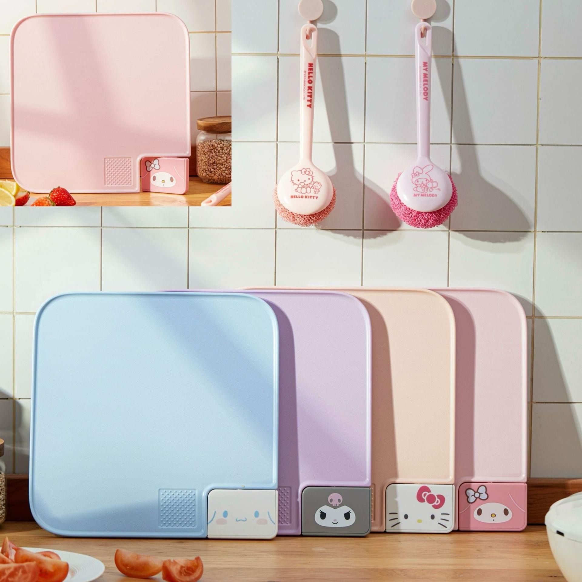 $58/1。2件起$50/I。Sanrio 旋轉可立双面砧板