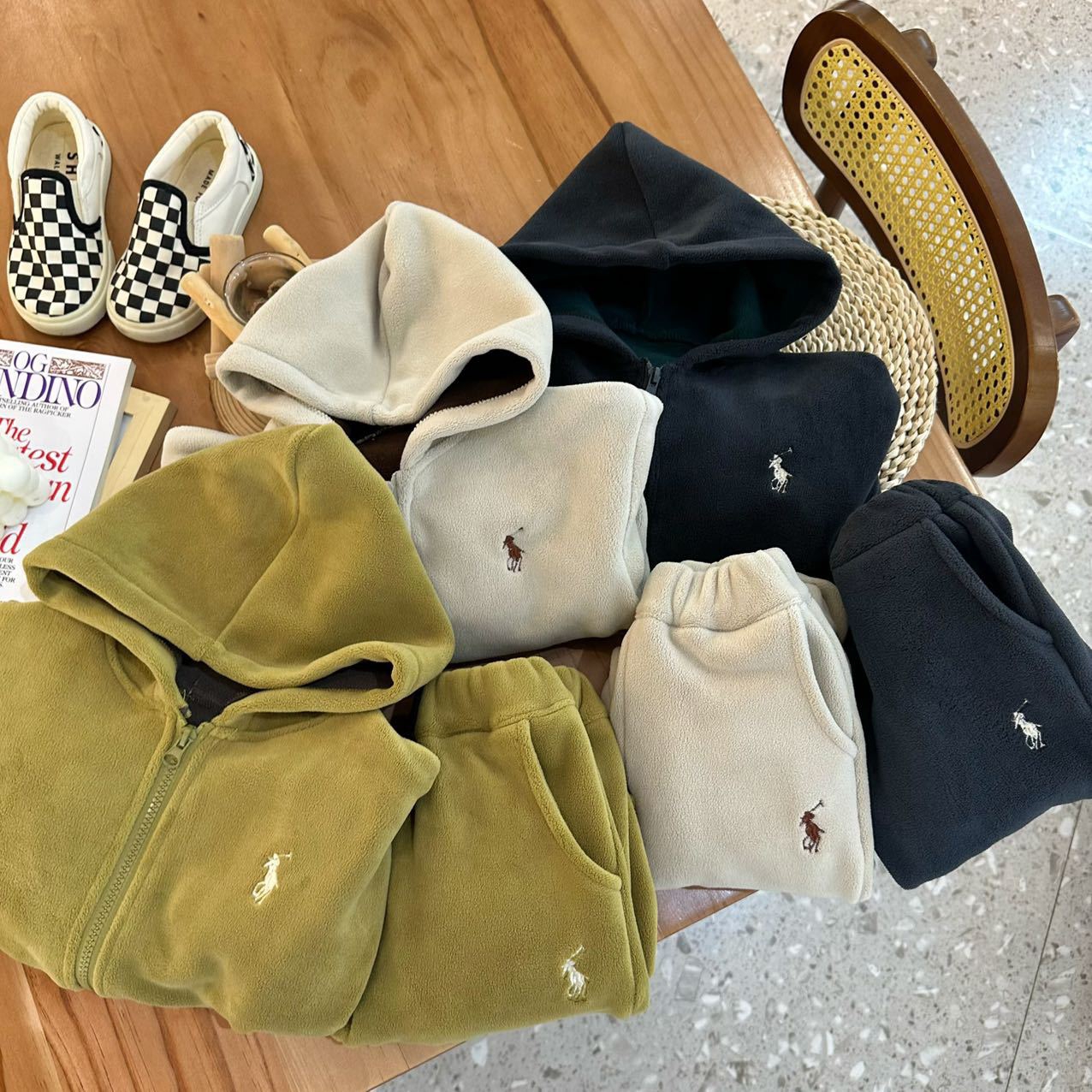 $118件。2件起$110件韓版刺繡小馬保暖厚身套裝