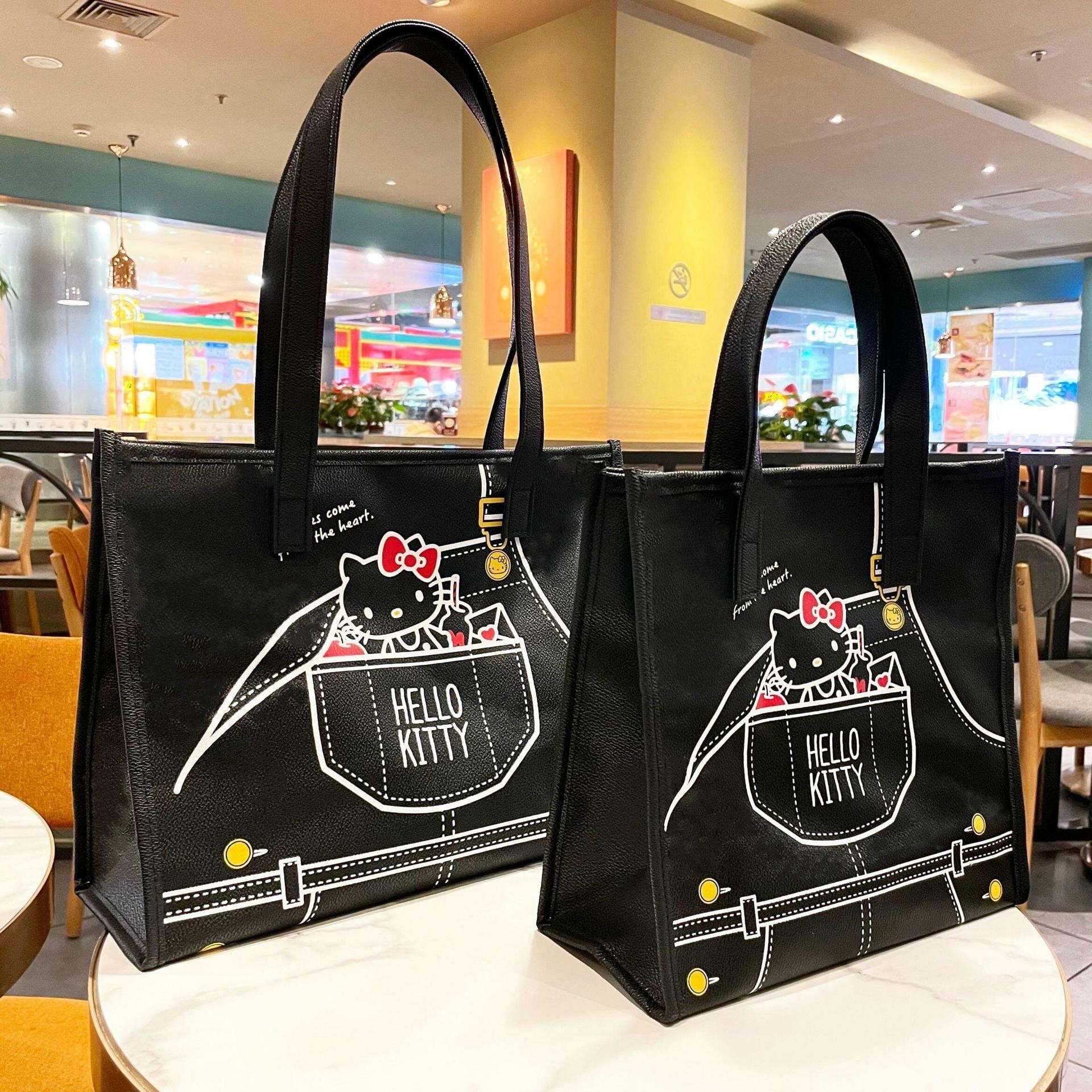 🅰️$86。🅱️$98。🎀HelloKitty迷必備👜 超靚款‼️😍😍呢個款正正方方 真係啱哂一眾女士們，🎀配上簡約的 Hello Kitty 圖案，真心正呀‼️