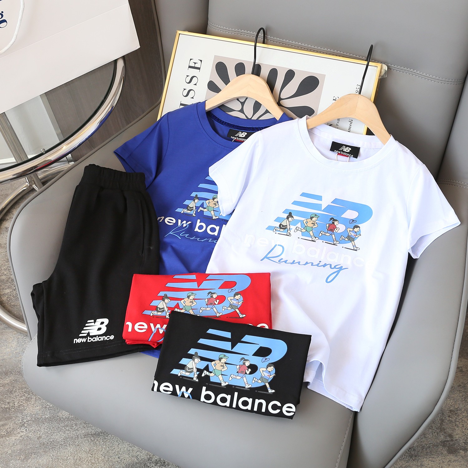 $ 128套。2套起$118套。 New Balance(NB)中大童短袖短裤套装
