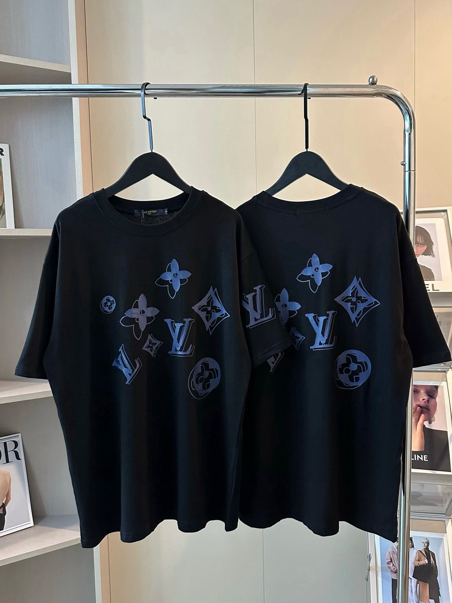 $188件。 Louis Vuitton 新款前后重影老花短袖T恤
