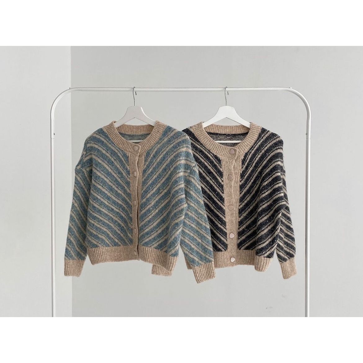 $180件。🇰🇷made in korea🇰🇷顏色：藍色 / 黑色質料：腈綸 100%
