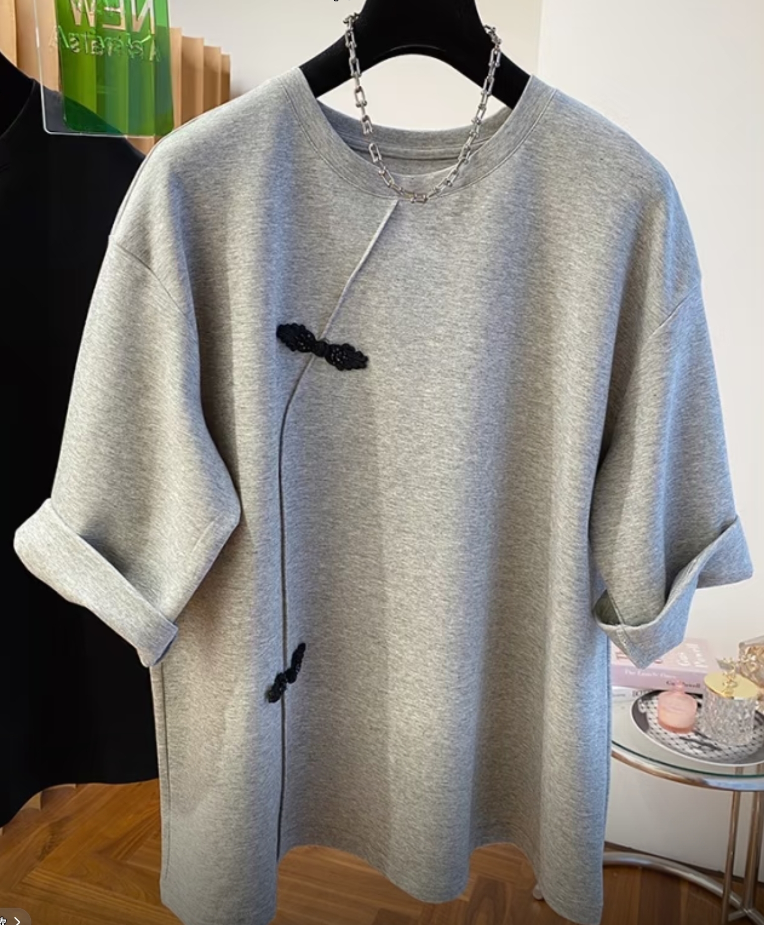 🖤🤍 中式设计感 Tee 上新啦!$88件。2件起$78件。简单Tee加埋斜襟扣子,低调又有型✨黑/灰/白三色任你揀,Oversize百搭又遮肉