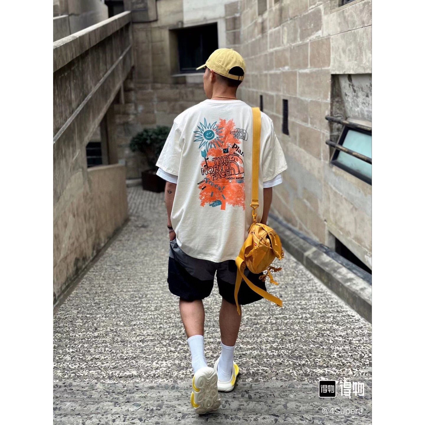 $198件。2件起$190件。THE NORTH FACE 太陽花大樹刺繡logo短袖T恤