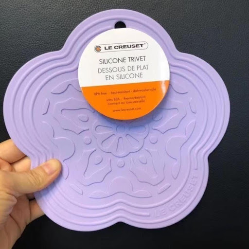 $78/1。2件起$68/1。LE CREUSET 花型防燙隔熱墊