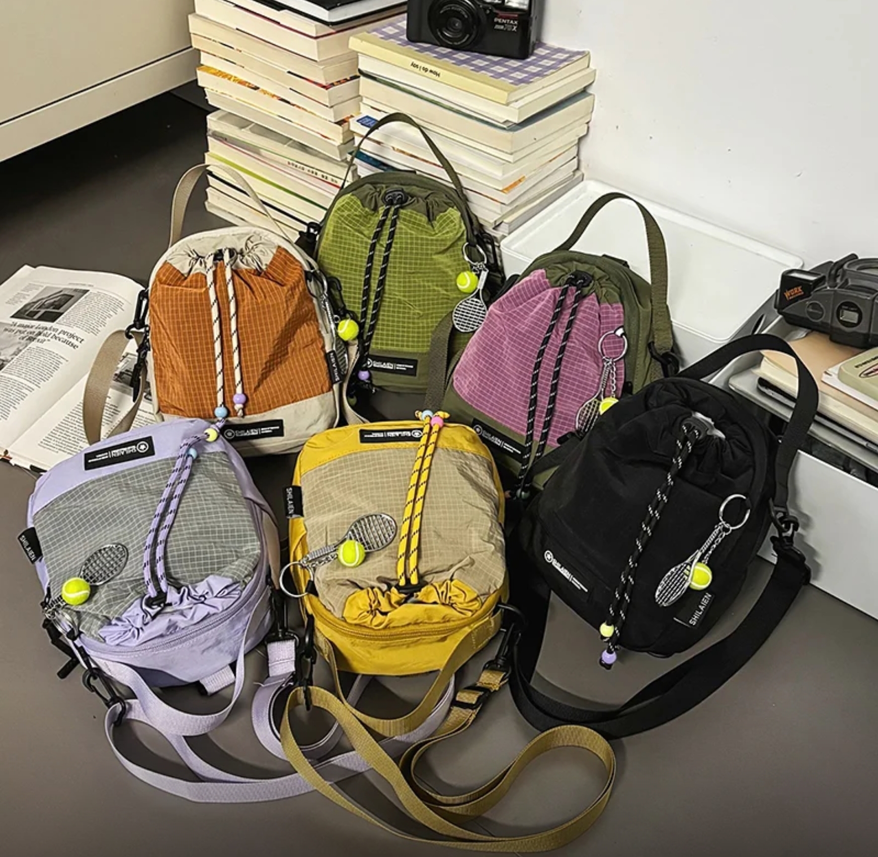 $65隻。2隻起$55隻。🎒 網球風多功能變形小背包