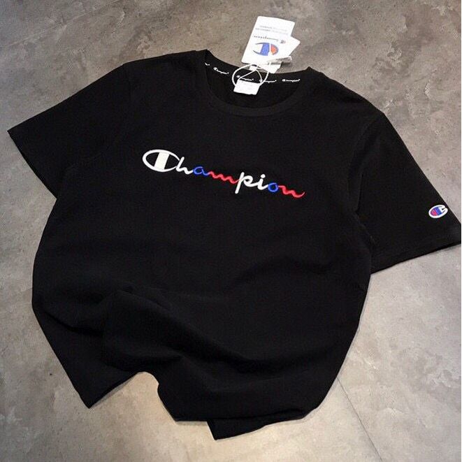 $128件。2件起$118件。Champion 經典漸變立體刺繡T恤