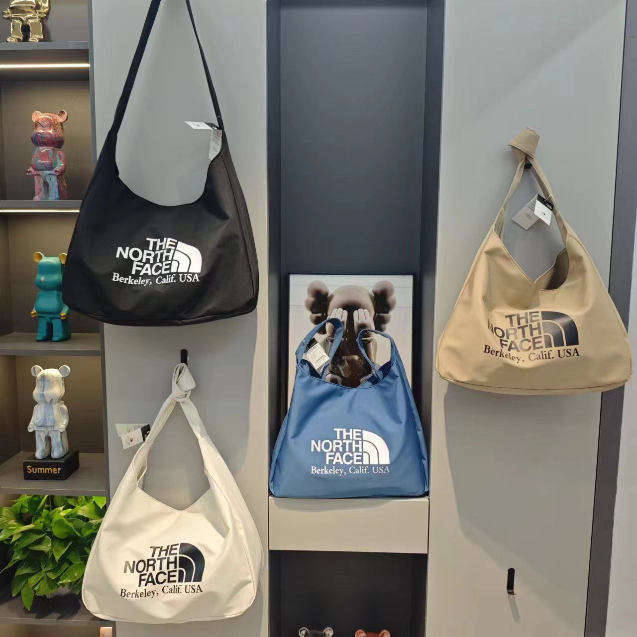 $70隻。2隻起$6o隻。TNF Hobo Shoulder Bag