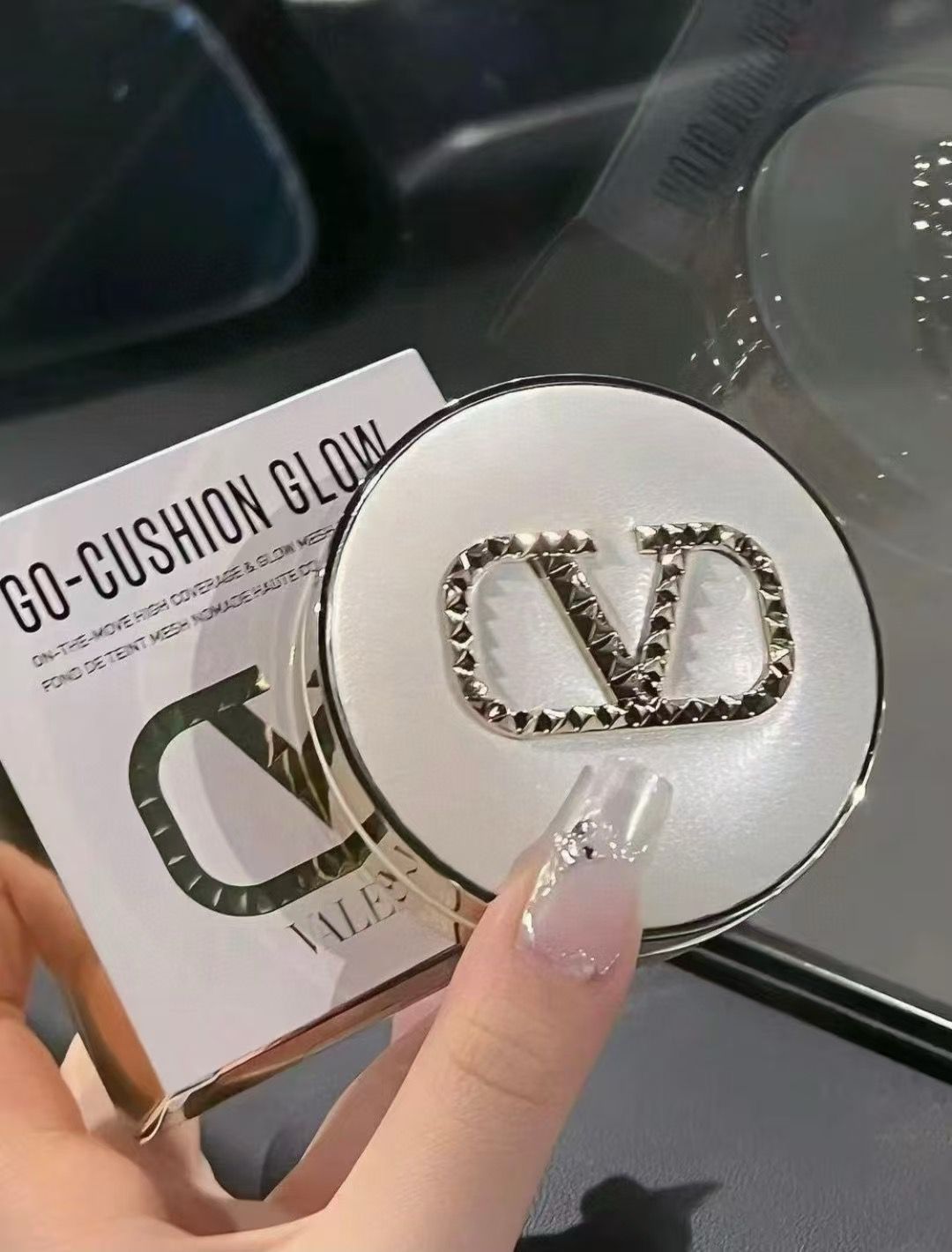 $360盒。香港專櫃 Valentino 華倫天奴白氣墊 (盒+芯)原價$680
