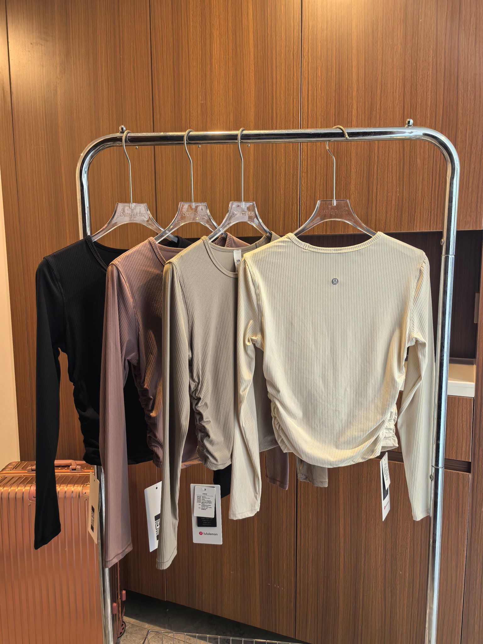$109件、2件起$99件。lulu All it takes螺纹瑜伽上衣