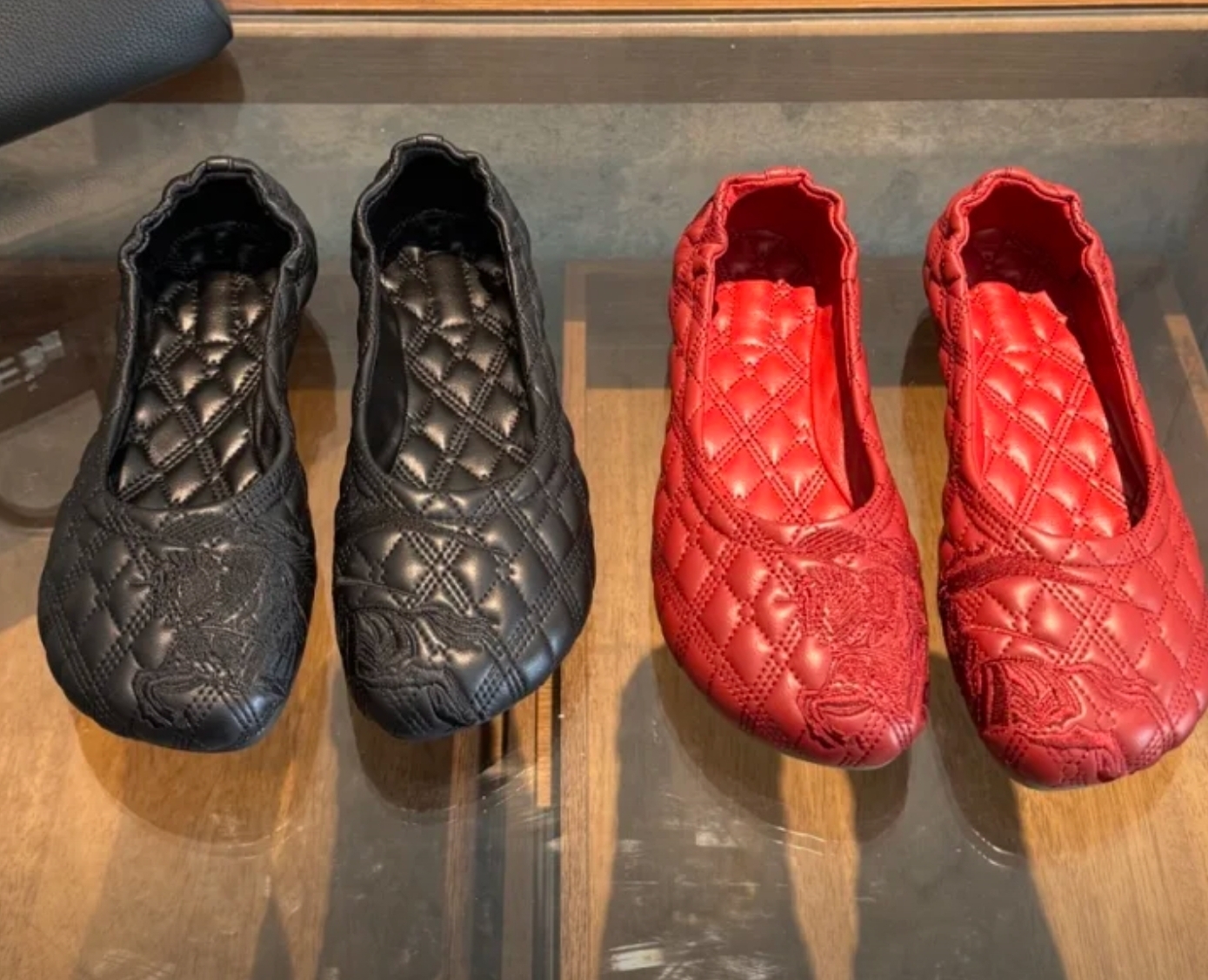 $320對。👠【經典菱格全軟皮刺繡軟底芭蕾鞋｜低調奢華日常款】