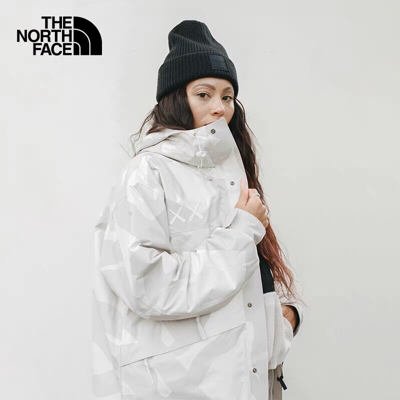 $460件。The North Face & KAWS聯名系列戶外衝鋒衣~